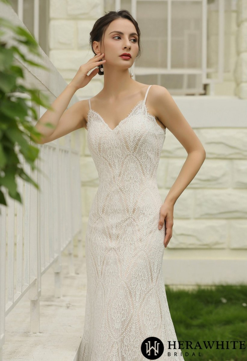 Robe de mariée fourreau en dentelle avec bretelles spaghetti – Image 6
