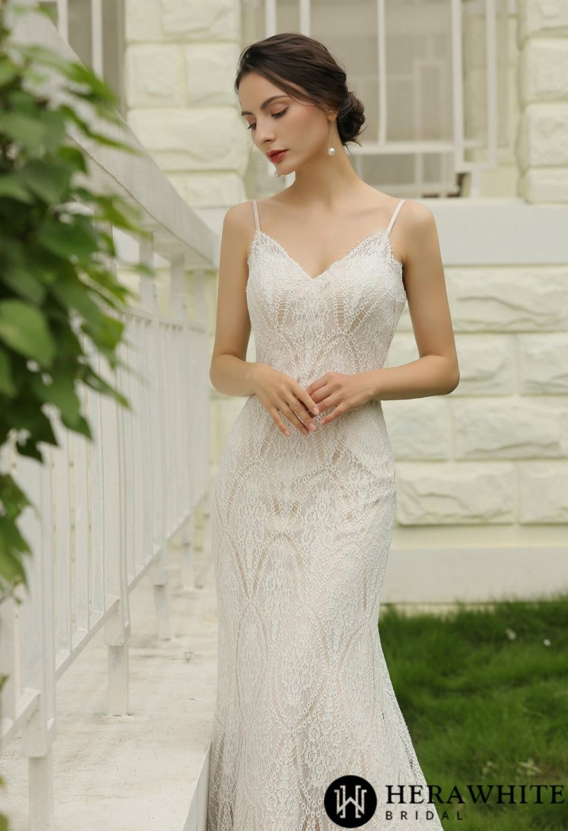 Robe de mariée fourreau en dentelle avec bretelles spaghetti – Image 5