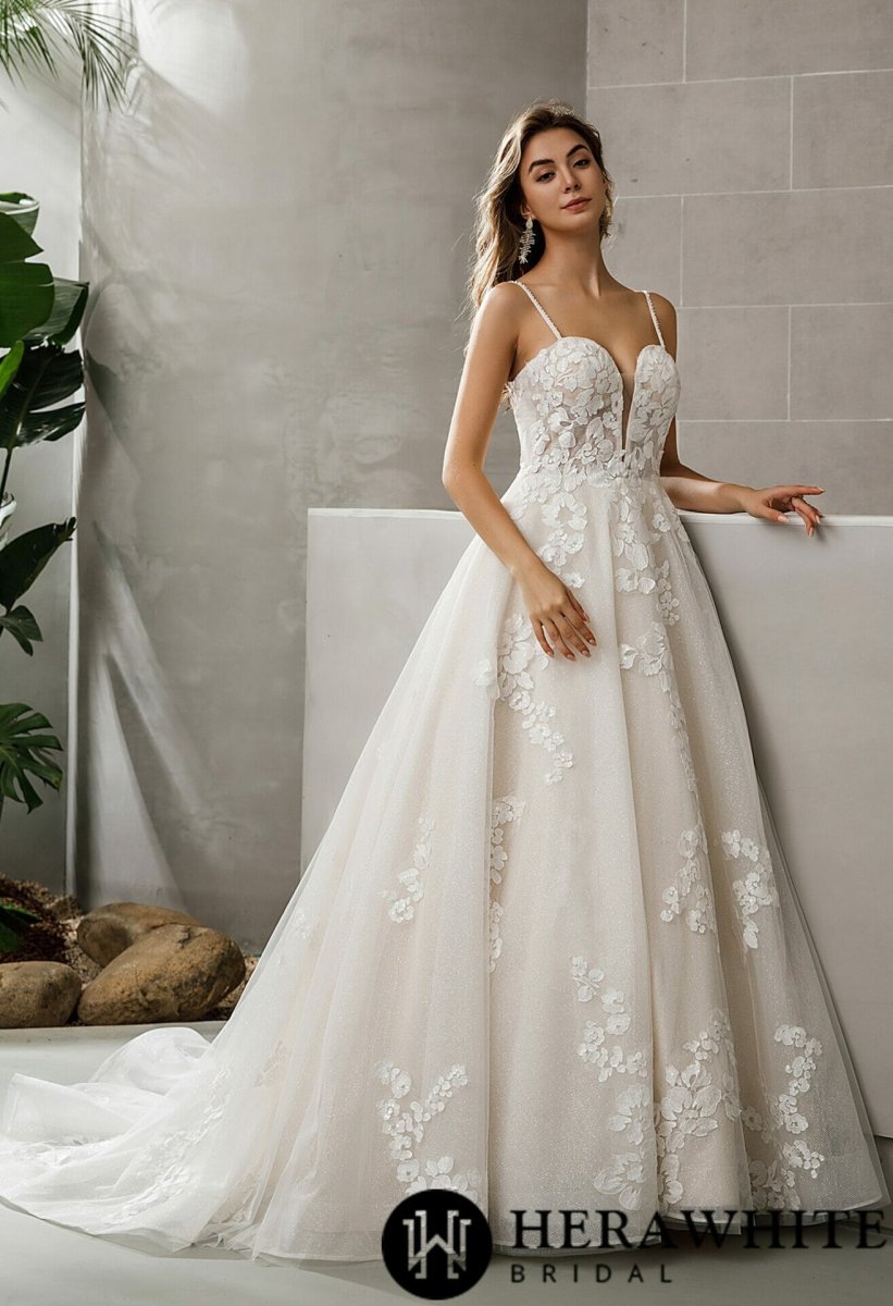 Robe de mariée A en dentelle pailletée col cœur plongeant – Image 3