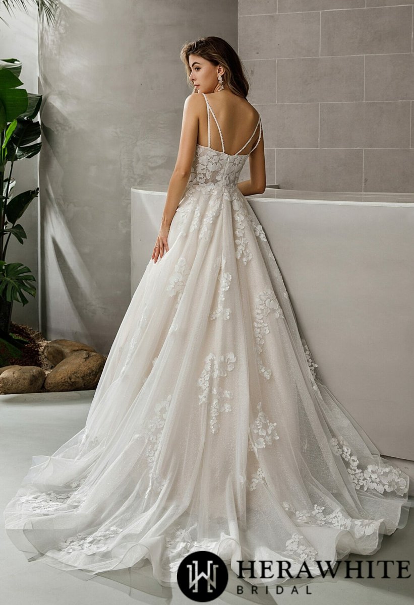 Robe de mariée A en dentelle pailletée col cœur plongeant – Image 6