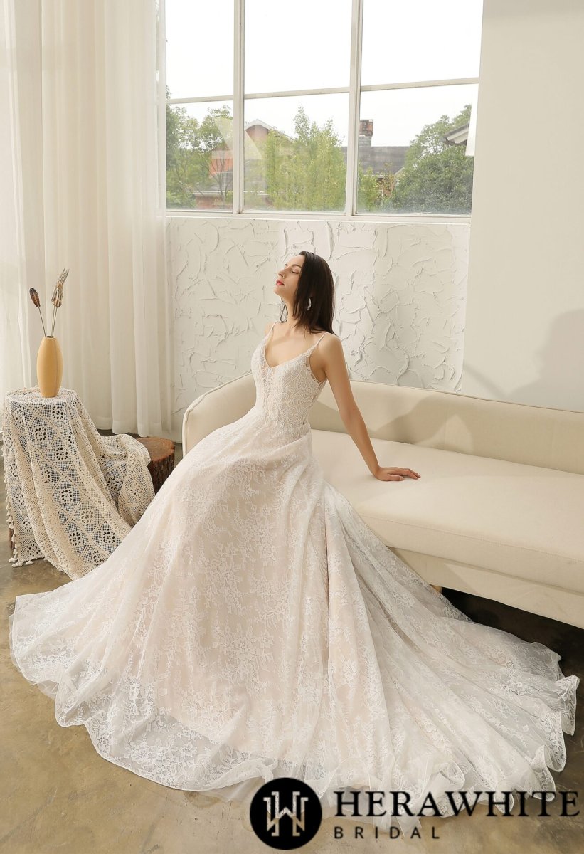 Robe de mariée ligne A en dentelle perlée avec bretelles spaghetti – Image 7