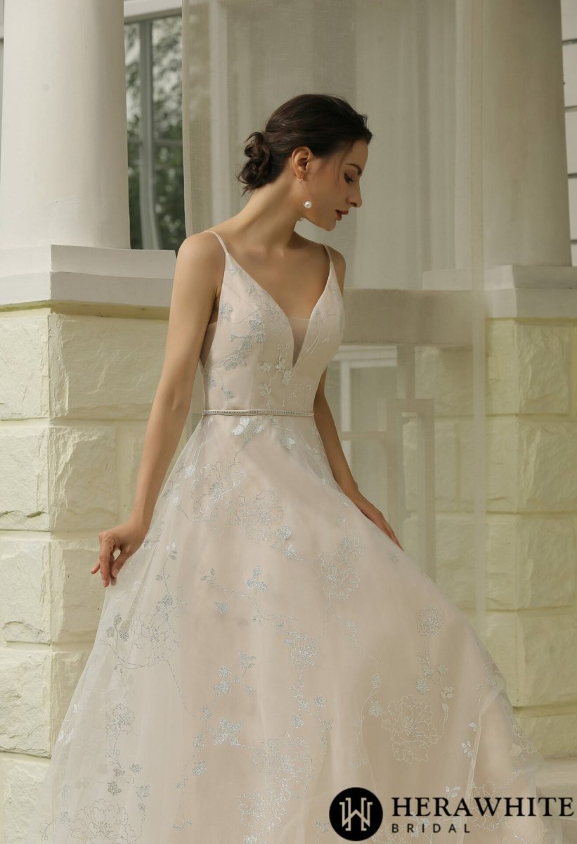 Robe de mariée simple à motifs floraux pailletés – Image 5