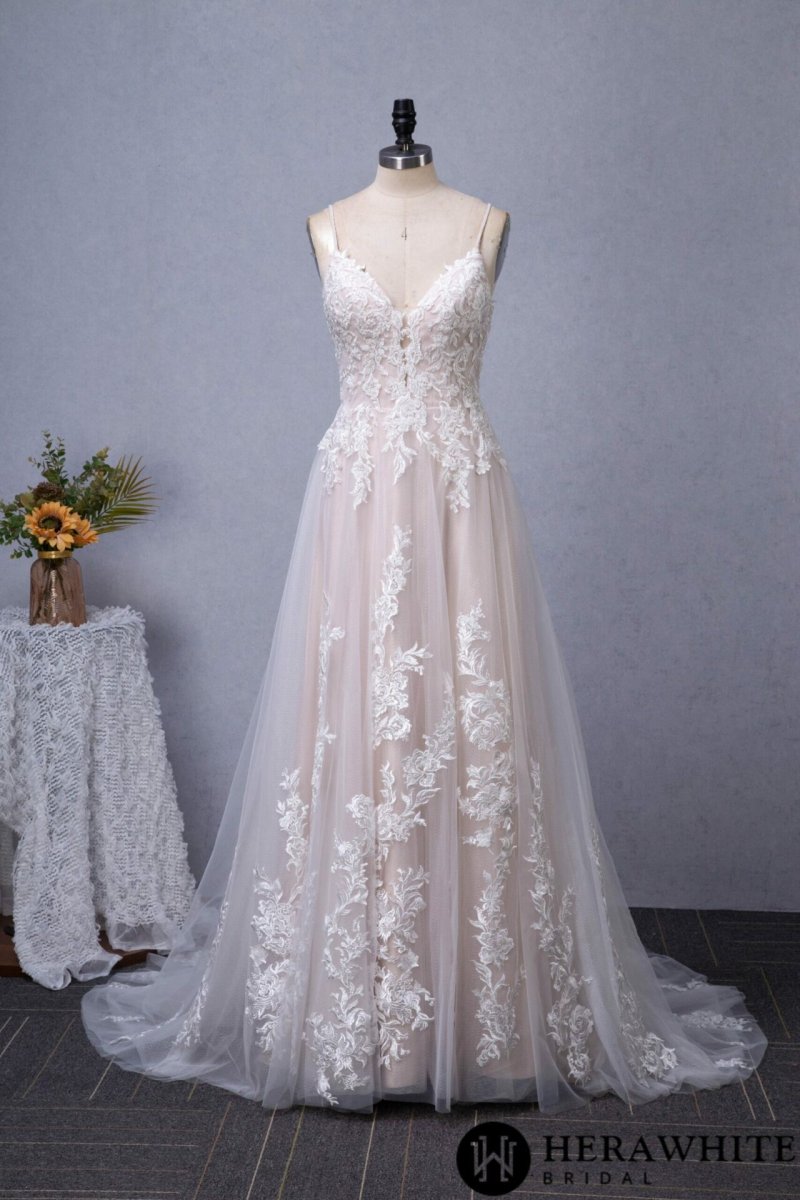Robe de mariée A en dentelle avec décolleté en V et fleur en blush – Image 7