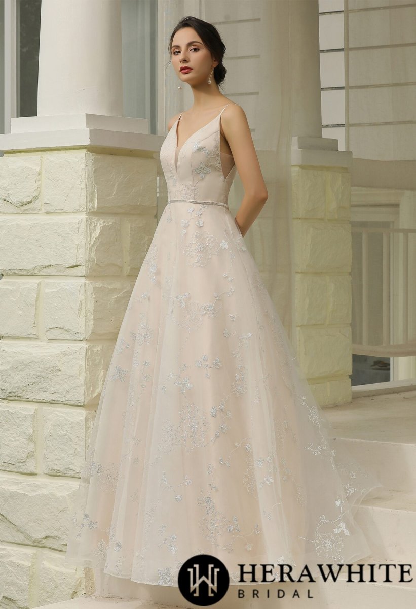 Robe de mariée simple à motifs floraux pailletés – Image 3