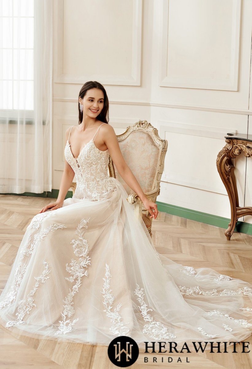 Robe de mariée A en dentelle avec décolleté en V et fleur en blush – Image 3