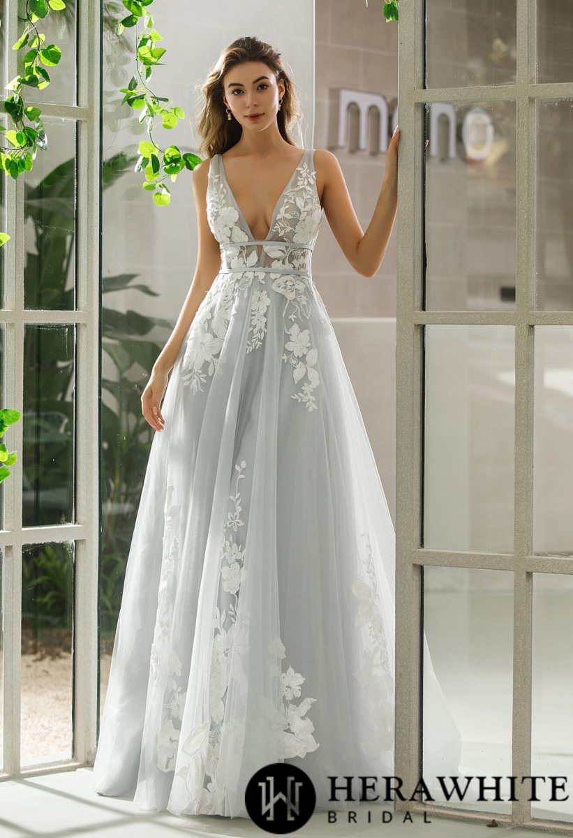 Robe de mariée col V plongeant avec motifs floraux – Image 8