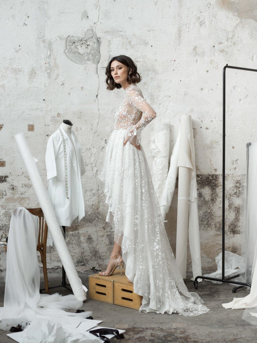 Robe De Mariée Courte Avec Traîne – Image 4