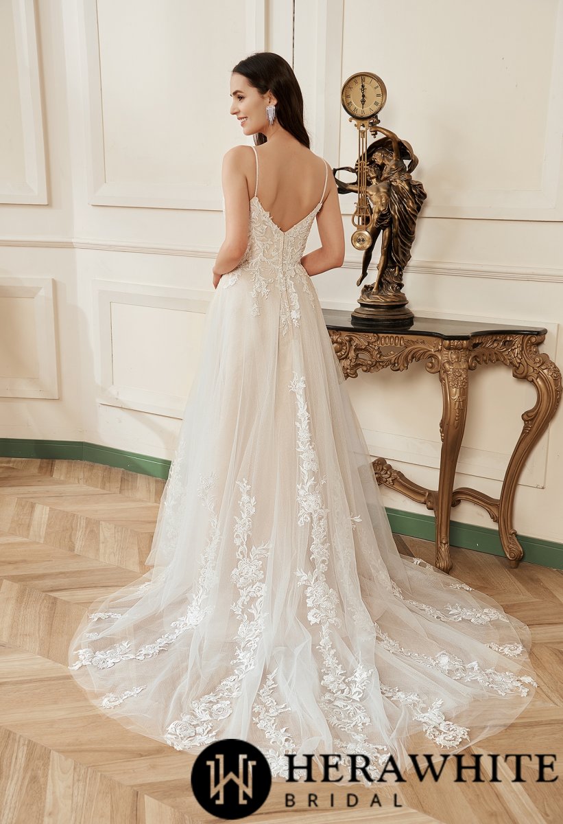 Robe de mariée A en dentelle avec décolleté en V et fleur en blush – Image 6