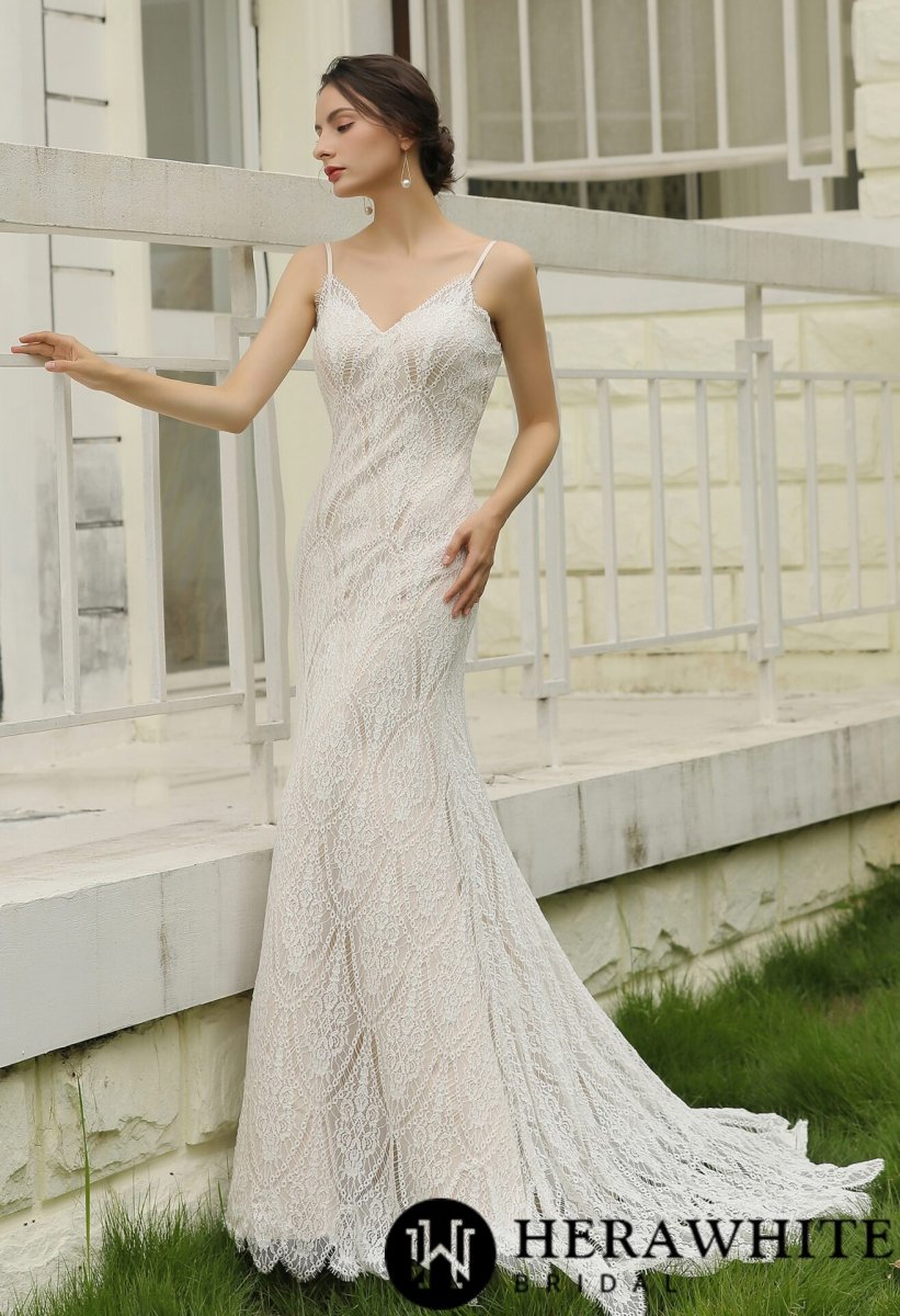 Robe de mariée fourreau en dentelle avec bretelles spaghetti – Image 3
