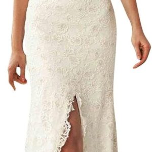 Robe de mariée fourreau en crêpe à motifs et traîne en dentelle