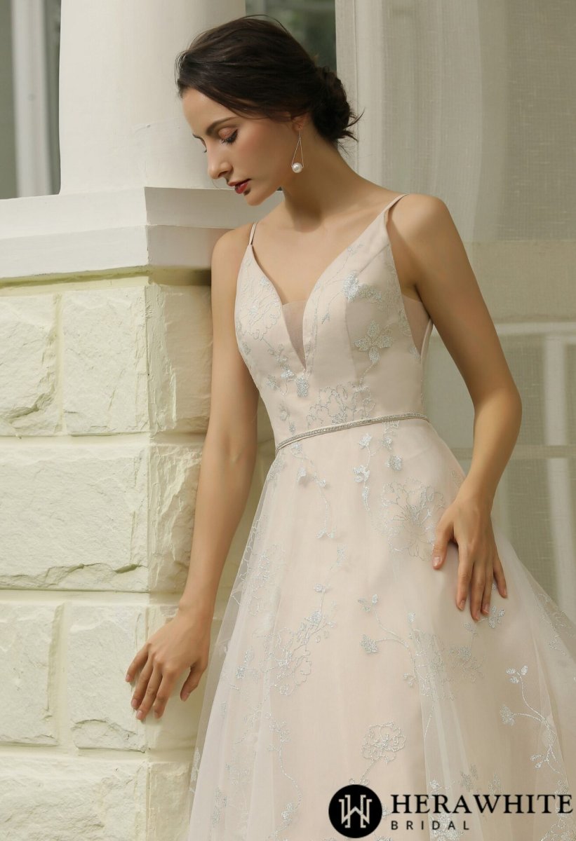 Robe de mariée simple à motifs floraux pailletés – Image 7