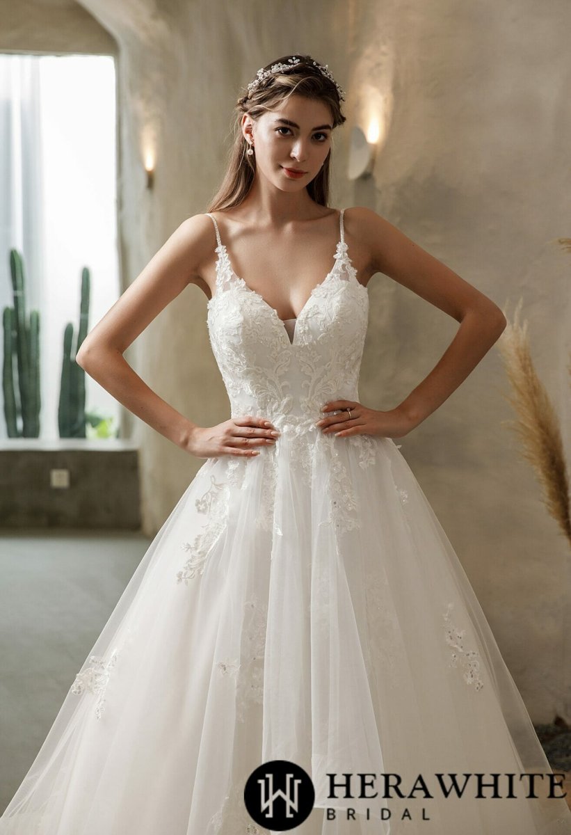 Robe de mariée princesse à sequins dentelle florale et volants – Image 4