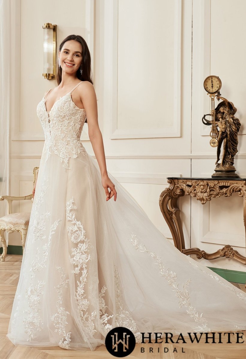 Robe de mariée A en dentelle avec décolleté en V et fleur en blush – Image 4
