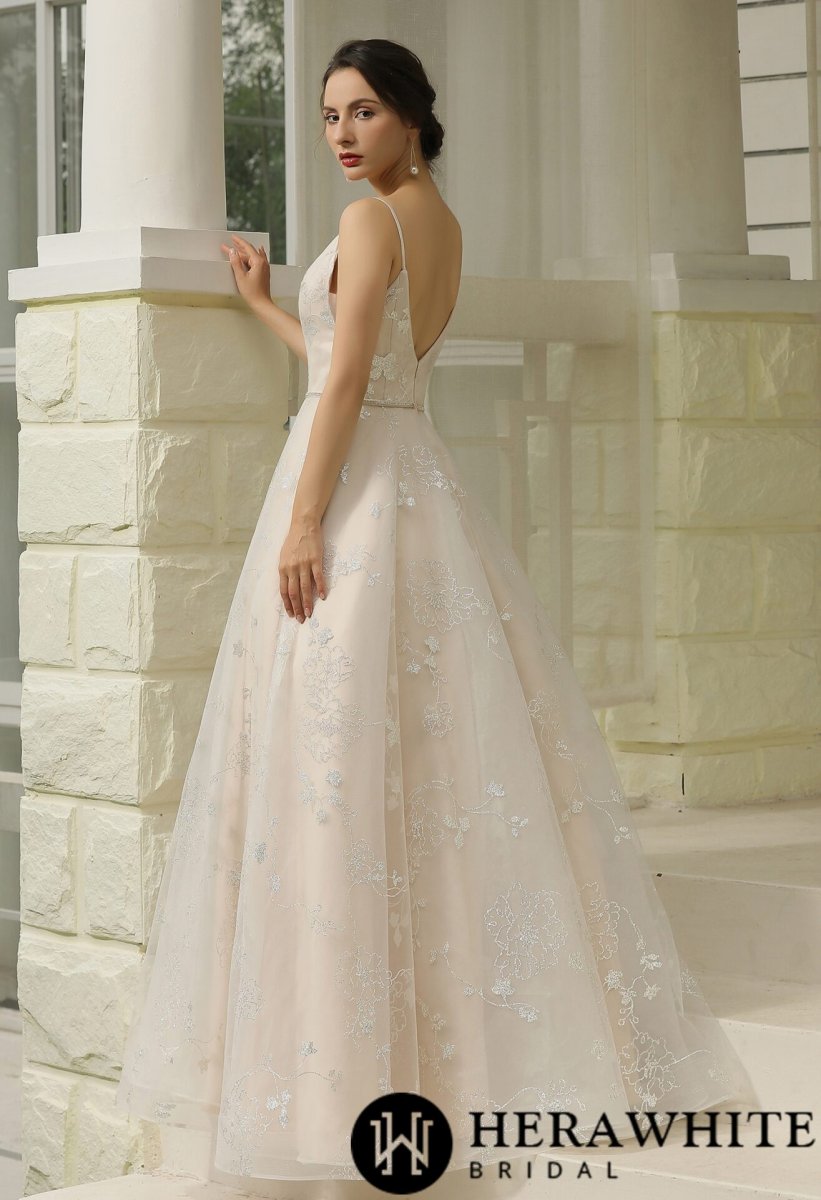 Robe de mariée simple à motifs floraux pailletés – Image 8