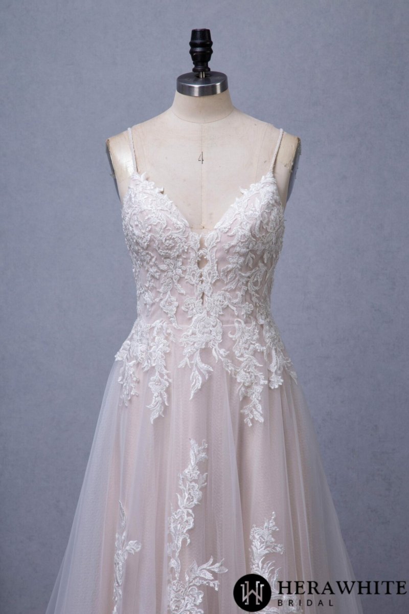 Robe de mariée A en dentelle avec décolleté en V et fleur en blush – Image 8
