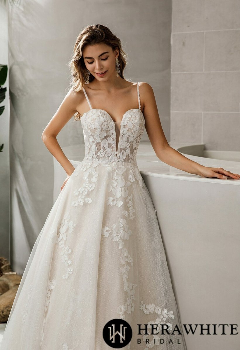 Robe de mariée A en dentelle pailletée col cœur plongeant – Image 5