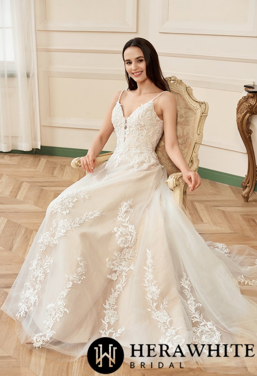 Robe de mariée A en dentelle avec décolleté en V et fleur en blush – Image 9
