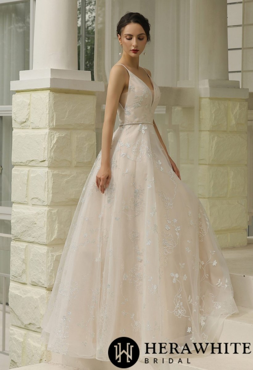 Robe de mariée simple à motifs floraux pailletés – Image 4