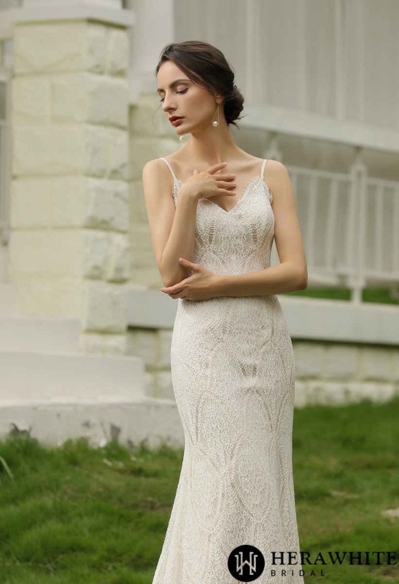 Robe de mariée fourreau en dentelle avec bretelles spaghetti – Image 7