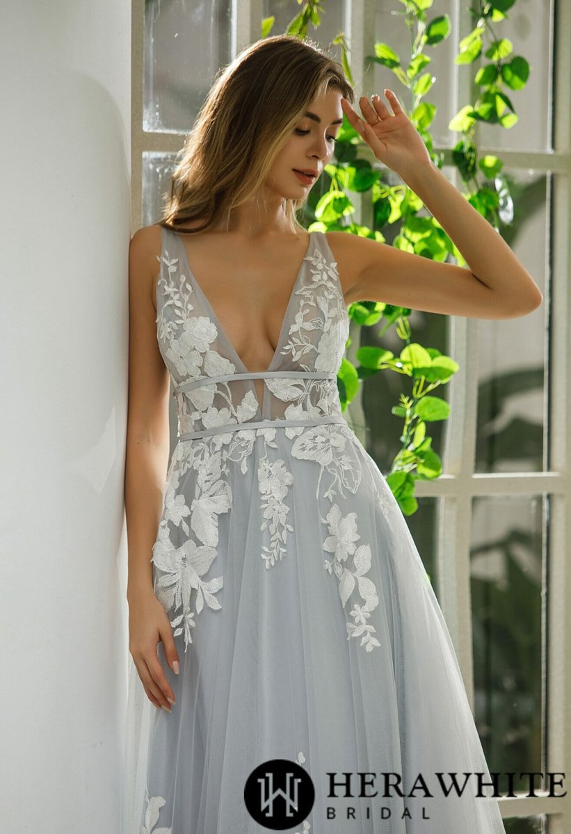 Robe de mariée col V plongeant avec motifs floraux – Image 4