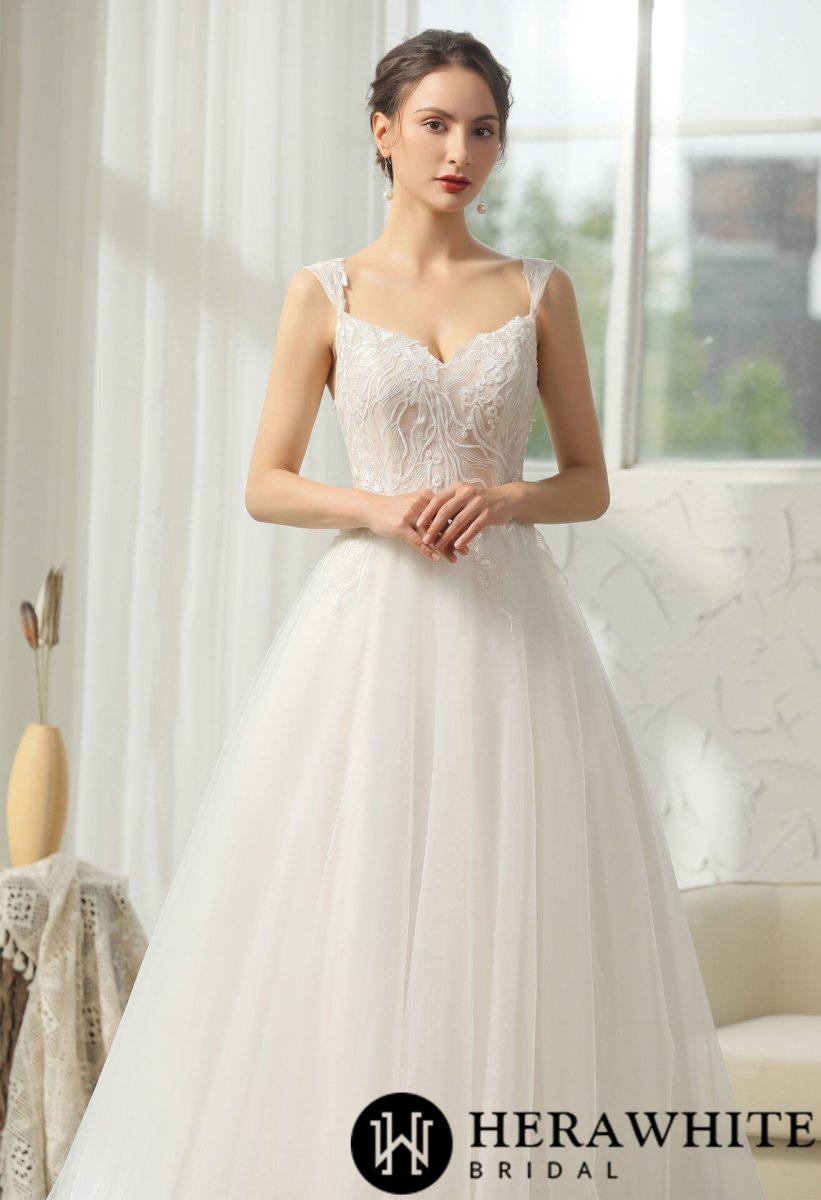 Robe De Mariée Fines Bretelles Et Dentelle Florale – Image 3