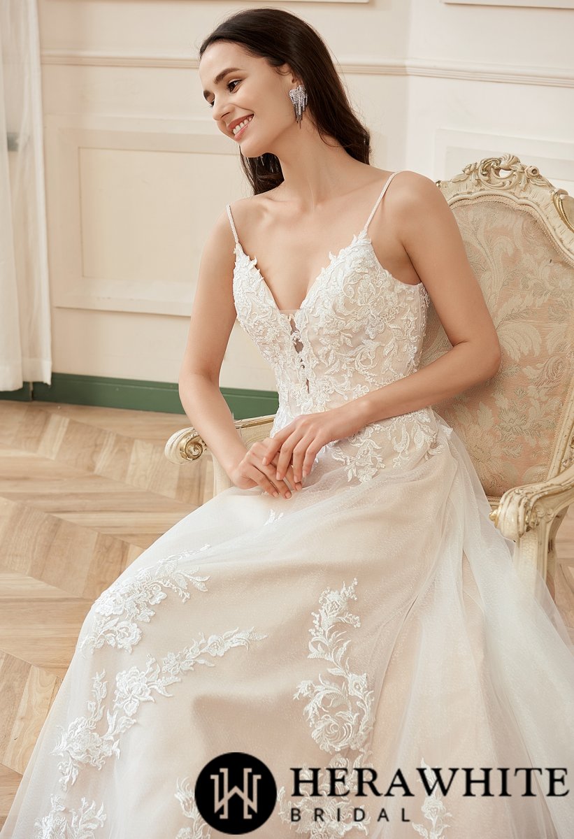 Robe de mariée A en dentelle avec décolleté en V et fleur en blush – Image 5