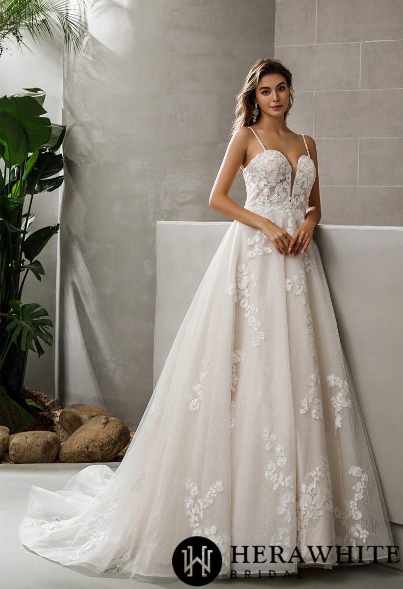 Robe de mariée A en dentelle pailletée col cœur plongeant – Image 8