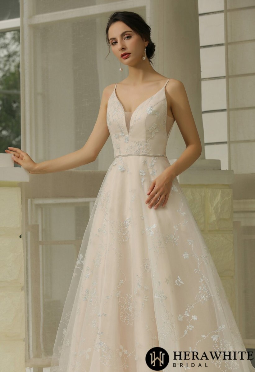 Robe de mariée simple à motifs floraux pailletés – Image 6
