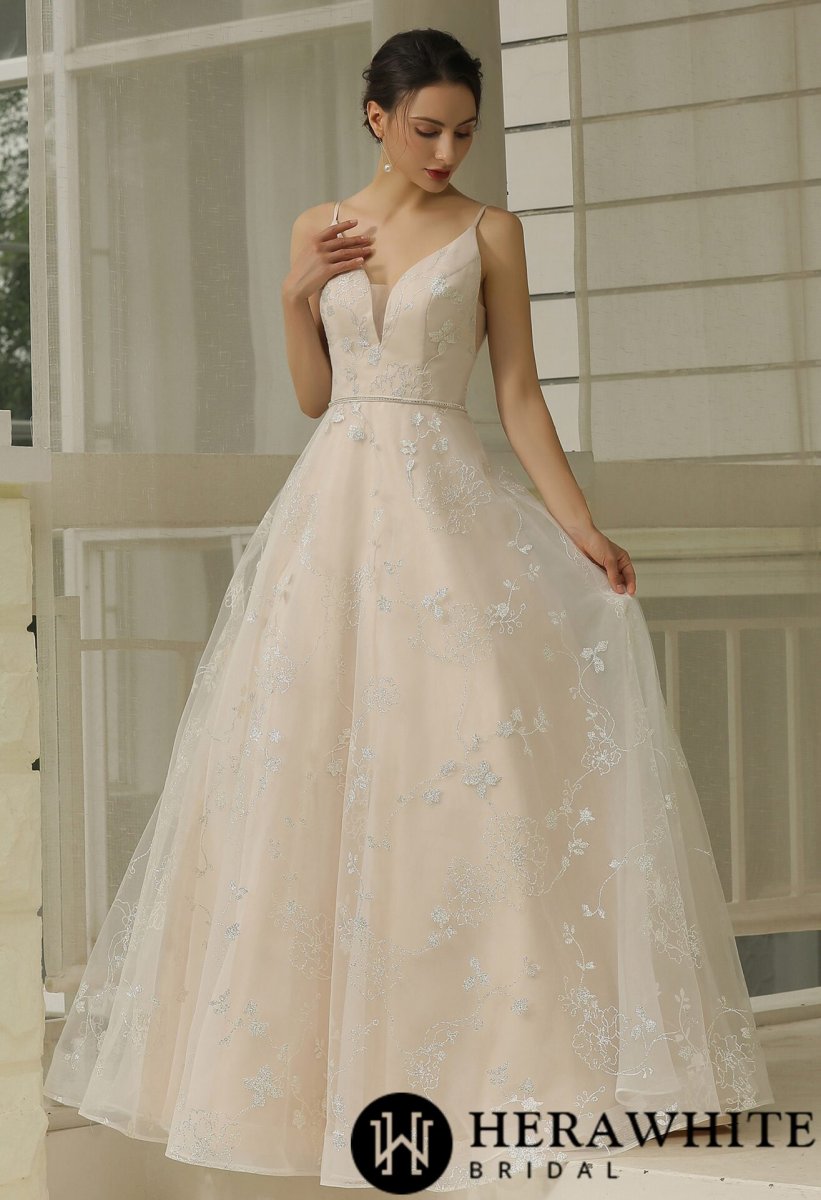 Robe de mariée simple à motifs floraux pailletés – Image 9