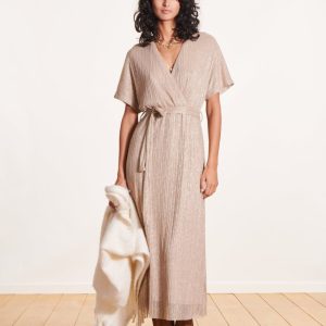 Robe mi-longue cintrée dorée à paillettes manches courtes