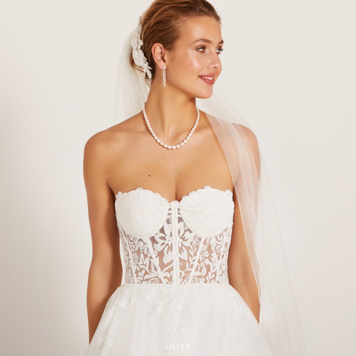 Robe De Mariée Epaule Dénudée Blanche – Image 4