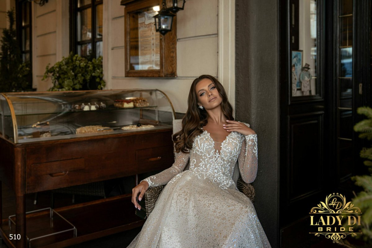 Robe De Mariée Brodée et Etincelante – Image 3